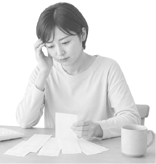 お金の悩みを抱える女性の写真