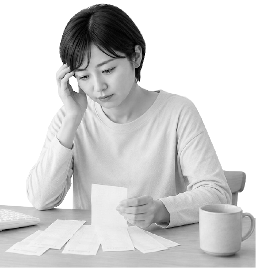お金の悩みを抱える女性の写真